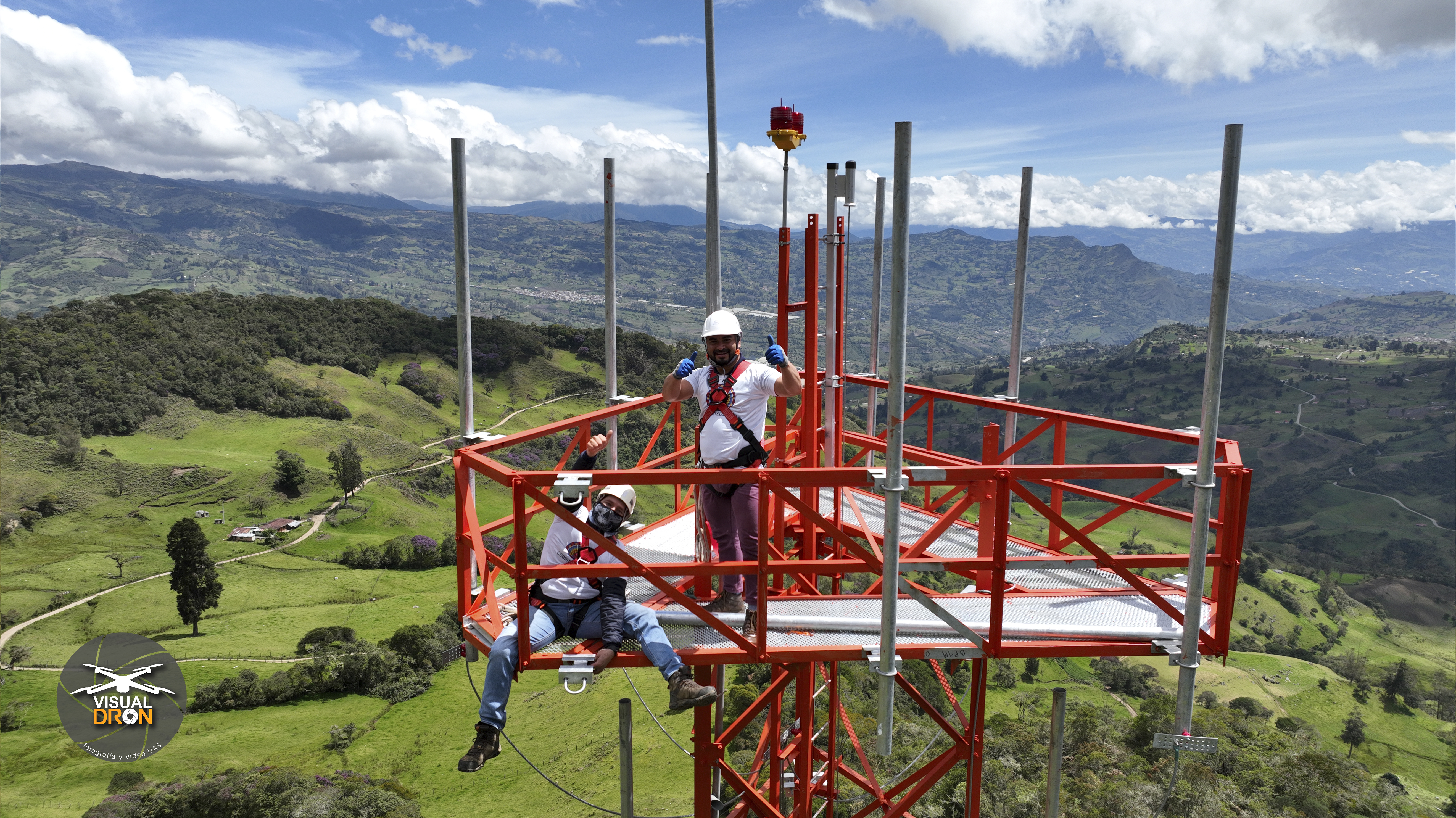 dron torre de comunicación